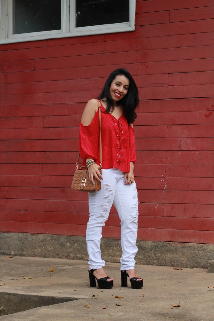 blusa vermelha e calça branca